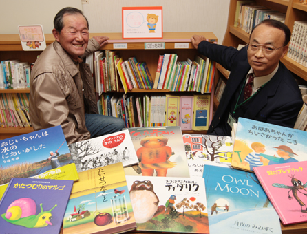 有年公民館に蔵書を提供した久保良道さん(左)