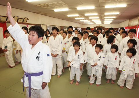 40周年大会で選手宣誓する赤穂柔道スポーツ少年団の南和希主将