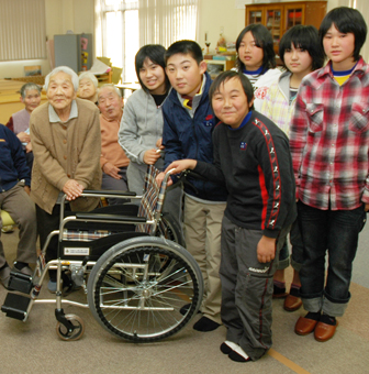 車いすを寄贈する坂越小児童
