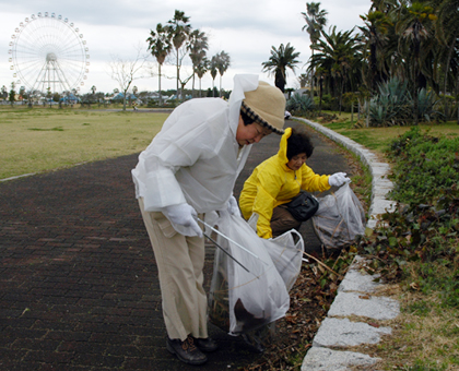 海浜公園で清掃活動するツアー参加者