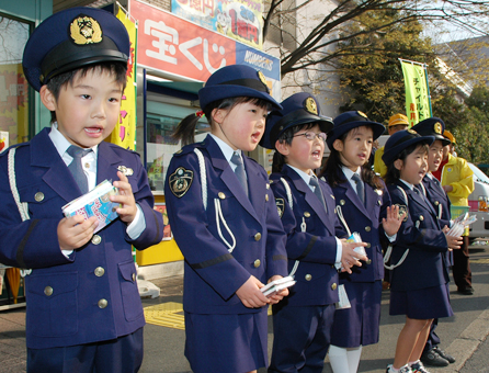 「ちびっこ警察官」も参加した交通安全キャンペーン