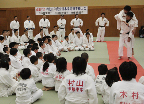 子どもたちに技を教える松本雄史選手