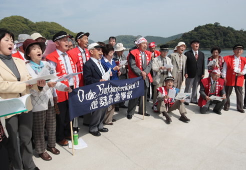 青春時代を懐かしみつつ、部歌を力唱する旧制姫路高校OB