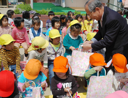 プレゼントを受け取る子どもたち