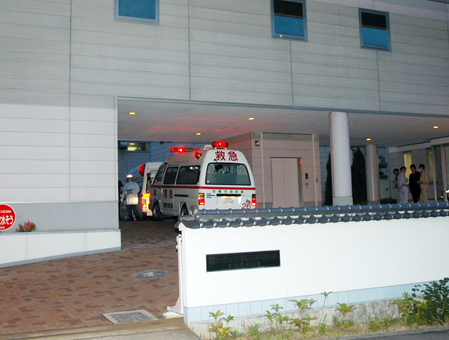 ガス中毒で倒れた作業員3人を救助にきた救急車