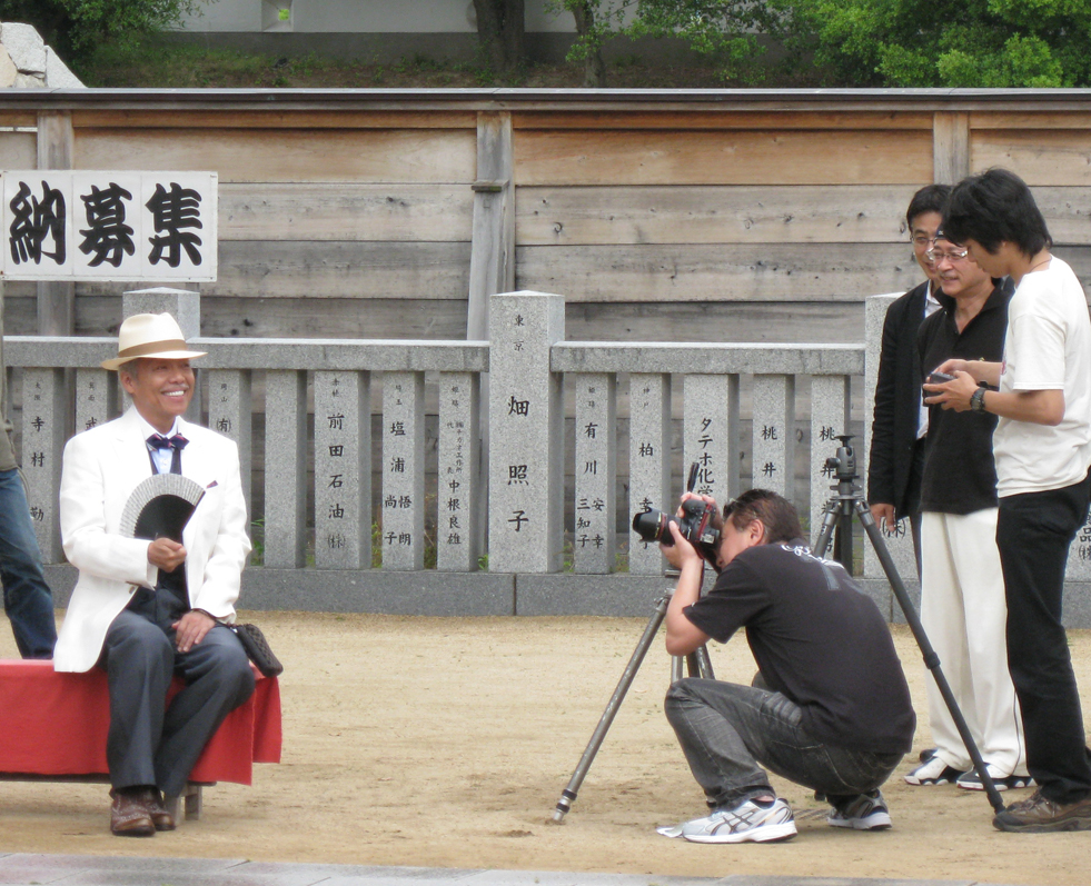 JR西日本のポスター撮影に応じる谷村新司さん