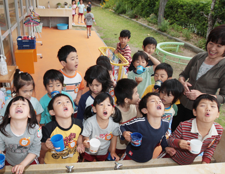 外で遊んだ後、手洗いとうがいをする園児=28日、赤穂幼稚園で