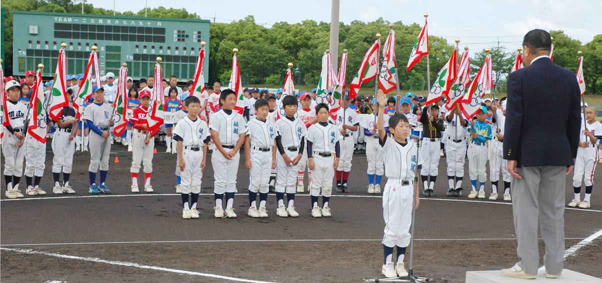 開会式で選手宣誓する本田研祐主将