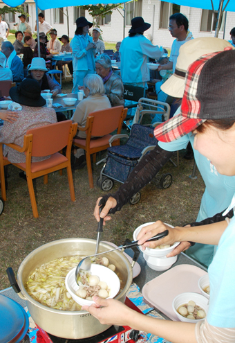 利用者に喜ばれた芋煮会