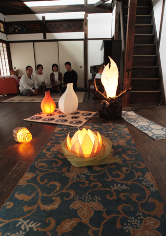 YUKIYOさん宅で作品を見ながら展示に向けた打ち合わせをする橋羽さんら