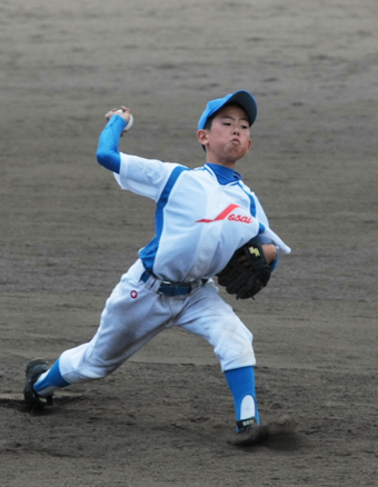 4回からリリーフし、無失点に抑えた出井凌生投手