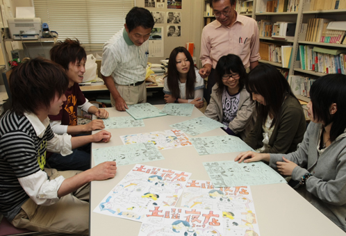 出来上がったポスターを確認する関西福祉大・溝端ゼミのみなさん