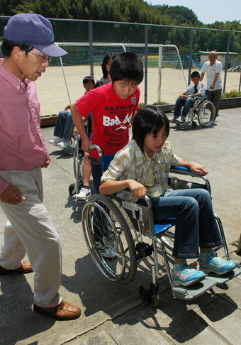 学年別に設定したテーマで福祉体験学習した児童たち