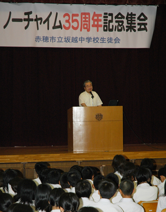後輩にノーチャイム制が始まった経緯を語る尼子勝義さん