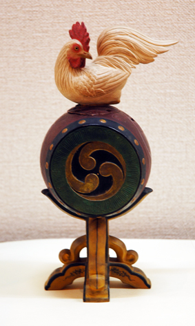 展示品の一つ、彩色備前「諫鼓鳥香炉」