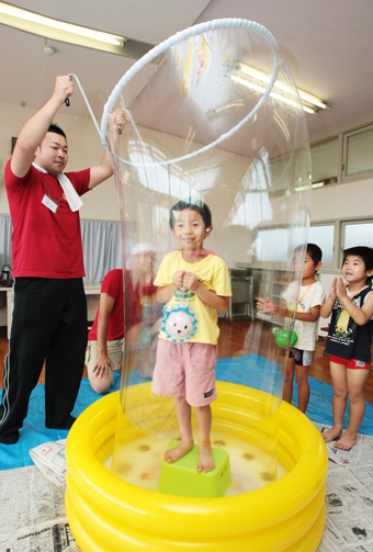 子どもたちを楽しませたジャンボシャボン玉