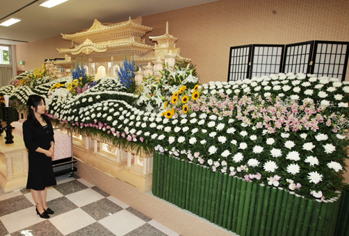 開業した「あこう典礼館 花みずき」。花いっぱいで故人を偲ぶ花祭壇も可