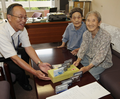 完成した収録テープを寄贈する長棟三枝さん(右)と平井はるさん