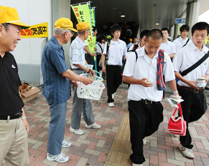 JR播州赤穂駅で行われた交通安全キャンペーン