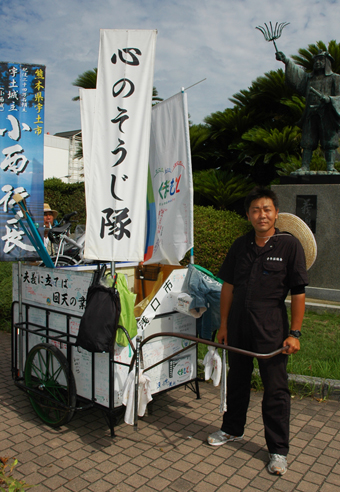 美化活動しながら、熊本からリヤカーを引いてきた上村剛さん