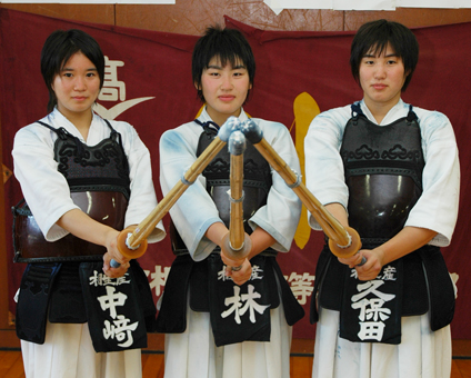 「今年こそは予選突破」と意気込む相生産剣道部の=右から=久保田、林、中崎選手