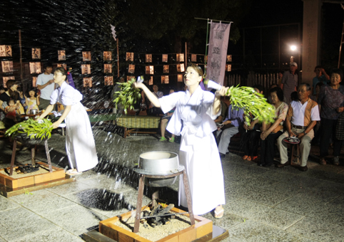 巫女が熱湯を振りまいた「湯立神楽」
