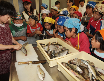 魚のさばき方に注目する子どもたち