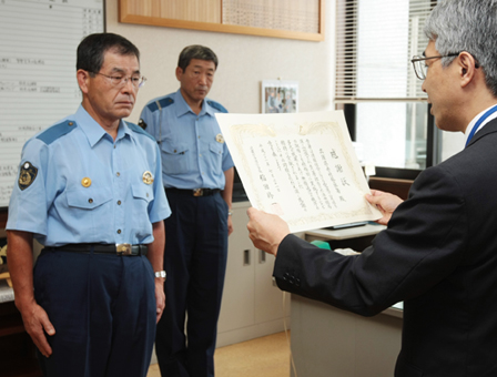 近畿総合通信局から感謝状を贈られる西村玉夫・赤穂署長