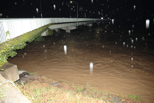 橋げた下まで水位が迫った坂越橋=10日午前1時50分