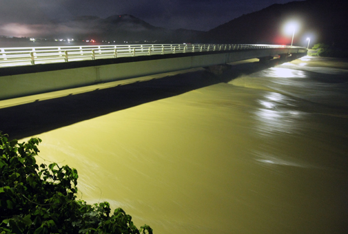 中山の富原橋=10日午前2時50分