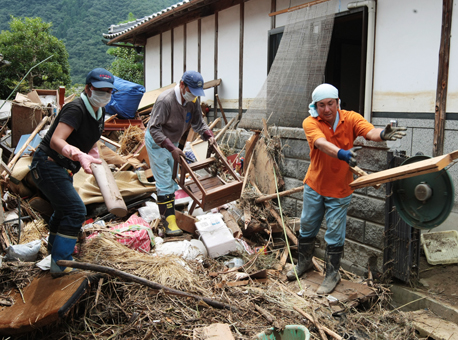 災害復旧ボランティア活動を行う赤穂JC会員=佐用町久崎