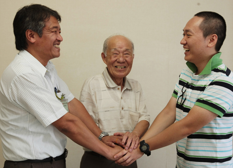 互いに再会を喜ぶキムさん(右)と立花さん。左は当時有年公民館長だった市職員の柳生さん