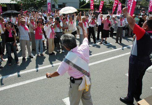 出陣式で支持者とともに気勢を上げる立候補者=一部画像を加工しています