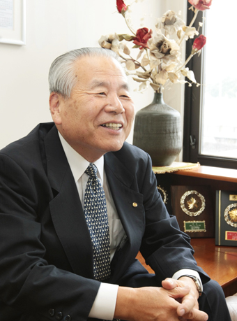 赤穂ロータリークラブの会長に就任した山本辰一会長