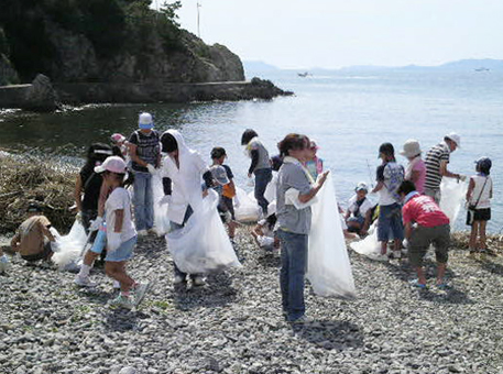 親子で行った御崎海岸の美化活動=御崎小提供