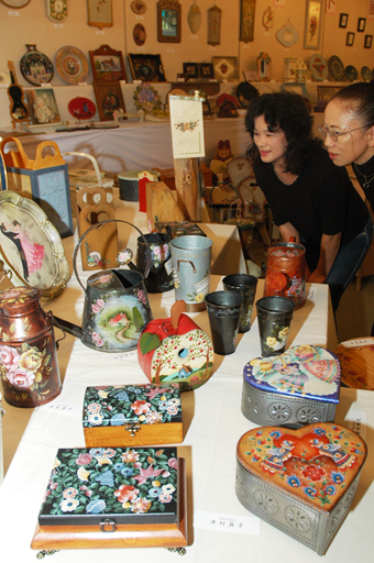 精巧な意匠が施されたトールペイント展