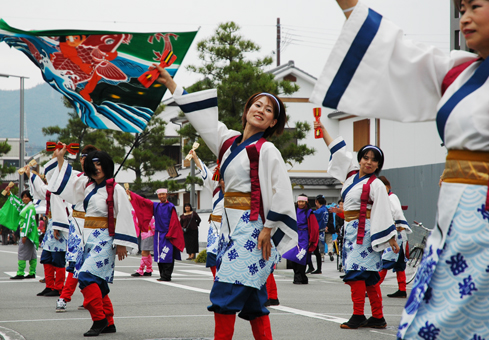 躍動感あふれる創作踊りが演舞された「赤穂でえしょん祭り」