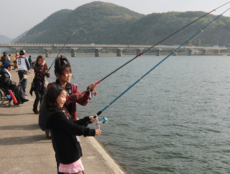 和やかな雰囲気の中行われたハゼ釣り大会