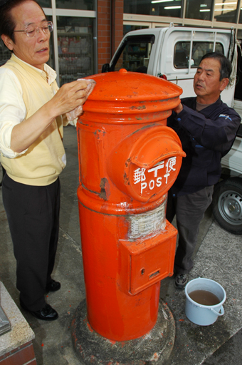 思い出のあるポストを磨く郵便局OB