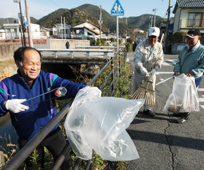 沿川自治会が行った加里屋川清掃