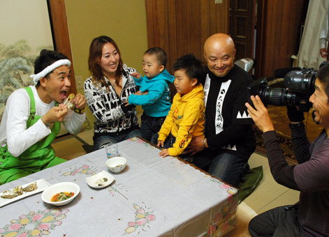 坂越のカキを使った料理を試食する石田靖さん(左)