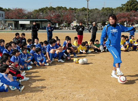 元日本代表選手を招いて開かれたサッカー教室