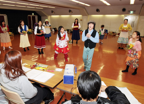 本番に向けて稽古する劇団「アルティスタ」のみなさん