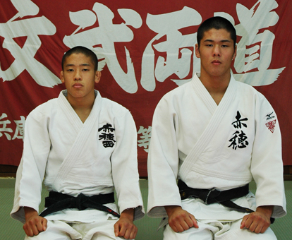 90キロ級優勝の安藤光生選手(右)と60キロ級2位の山本雄大選手
