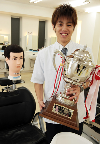 全国理容美容学生技術大会で初代グランプリに輝いた山本竜也さん=大阪市中央区の高津理容美容専門学校で