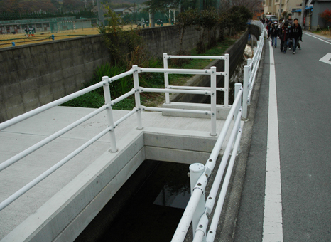 歩道設置工事をめぐり意見が分かれている用水路。左手前が昨年度に工事を終えた箇所