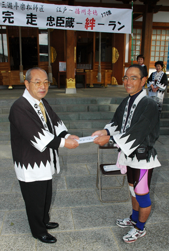 東京から約800キロを走破し、豆田正明市長に書状を手渡す三遊亭楽松さん