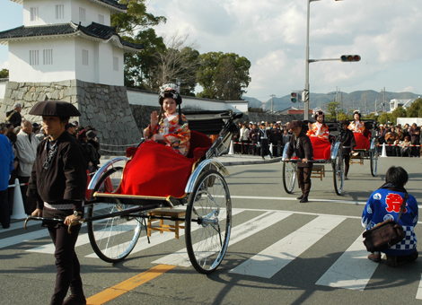 人力車から手を振って声援に応える第25代義士娘