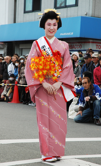 大石りく役で義士伝行列に出演した「第12代豊岡りく娘」の稲垣めぐみさん