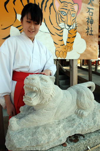 大石神社に奉安設置された寅の干支石像